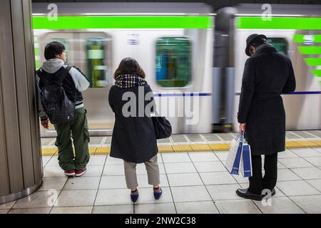 La metropolitana, stazione di Korakuen, Linea Tozai, Tokyo, Giappone Foto Stock