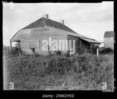 Casa, piccolo, tetto a fianchi, strade nuove vic., Point Coupee Parish, Louisiana. Carnegie Survey of the Architecture of the South. Stati Uniti, Louisiana, Point Coupee Parish, New Roads vic, edifici abbandonati, Paletti, tetti. Foto Stock