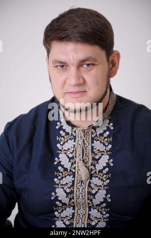 Uomo in maglia ricamata eroe nazionale Patriot simboli ucraini migliori tradizioni in vendita di abbigliamento di artigianato eclettismo ricamo folcloristico produzione arti artigianato arte dell'Ucraina emozioni frenate Foto Stock