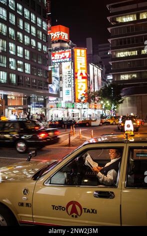 Taxi di fronte della stazione di Shinjuku, Shinjuku, Tokyo City, Giappone, Asia. Foto Stock