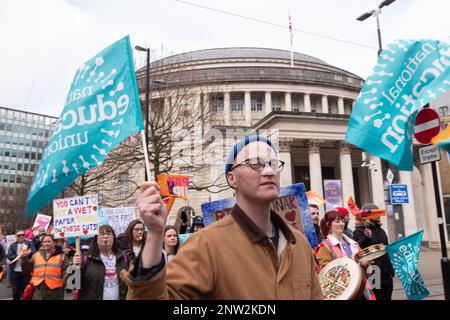 Manchester, Regno Unito, 28th febbraio 2023, SCIOPERO e marcia del NEU guidati da Mary Bouded, segretario generale congiunto dell'Unione Nazionale dell'Educazione, che si è rivolto alla folla. Gli insegnanti di tutta la Greater Manchester stanno uscendo oggi 28th febbraio 2023 nel corso di una disputa in corso tra un'Unione educativa e il governo. Più di 12.000 membri del National Education Union (NEU) a Greater Manchester saranno tra i più impressionanti oggi (febbraio 28). Con pochi segnali di una soluzione alla disputa all'orizzonte, gli insegnanti nel nord dell'Inghilterra colpiscono martedì, seguiti dai membri nelle Midlands e a. Foto Stock