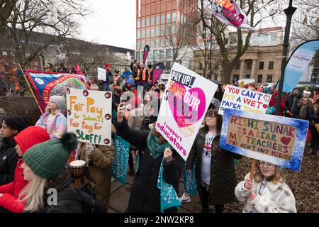 Manchester, Regno Unito, 28th febbraio 2023, SCIOPERO e marcia del NEU guidati da Mary Bouded, segretario generale congiunto dell'Unione Nazionale dell'Educazione, che si è rivolto alla folla. Gli insegnanti di tutta la Greater Manchester stanno uscendo oggi 28th febbraio 2023 nel corso di una disputa in corso tra un'Unione educativa e il governo. Più di 12.000 membri del National Education Union (NEU) a Greater Manchester saranno tra i più impressionanti oggi (febbraio 28). Con pochi segnali di una soluzione alla disputa all'orizzonte, gli insegnanti nel nord dell'Inghilterra colpiscono martedì, seguiti dai membri nelle Midlands e a. Foto Stock