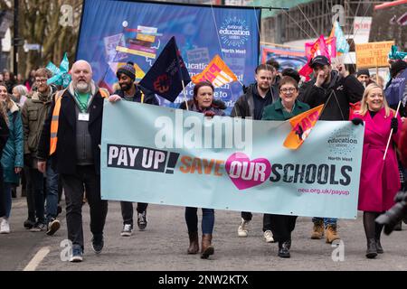 Manchester, Regno Unito, 28th febbraio 2023, SCIOPERO e marcia del NEU guidati da Mary Bouded, segretario generale congiunto dell'Unione Nazionale dell'Educazione, che si è rivolto alla folla. Gli insegnanti di tutta la Greater Manchester stanno uscendo oggi 28th febbraio 2023 nel corso di una disputa in corso tra un'Unione educativa e il governo. Più di 12.000 membri del National Education Union (NEU) a Greater Manchester saranno tra i più impressionanti oggi (febbraio 28). Con pochi segnali di una soluzione alla disputa all'orizzonte, gli insegnanti nel nord dell'Inghilterra colpiscono martedì, seguiti dai membri nelle Midlands e a. Foto Stock