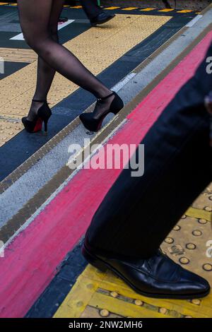 Pedoni, in terrazza sud, Shinjuku, Tokyo, Giappone. Foto Stock
