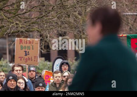 Manchester, Regno Unito, 28th febbraio 2023, SCIOPERO e marcia del NEU guidati da Mary Bouded, segretario generale congiunto dell'Unione Nazionale dell'Educazione, che si è rivolto alla folla. Gli insegnanti di tutta la Greater Manchester stanno uscendo oggi 28th febbraio 2023 nel corso di una disputa in corso tra un'Unione educativa e il governo. Più di 12.000 membri del National Education Union (NEU) a Greater Manchester saranno tra i più impressionanti oggi (febbraio 28). Con pochi segnali di una soluzione alla disputa all'orizzonte, gli insegnanti nel nord dell'Inghilterra colpiscono martedì, seguiti dai membri nelle Midlands e a. Foto Stock