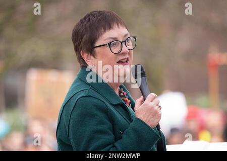 Manchester, Regno Unito, 28th febbraio 2023, SCIOPERO e marcia del NEU guidati da Mary Bouded, segretario generale congiunto dell'Unione Nazionale dell'Educazione, che si è rivolto alla folla. Gli insegnanti di tutta la Greater Manchester stanno uscendo oggi 28th febbraio 2023 nel corso di una disputa in corso tra un'Unione educativa e il governo. Più di 12.000 membri del National Education Union (NEU) a Greater Manchester saranno tra i più impressionanti oggi (febbraio 28). Con pochi segnali di una soluzione alla disputa all'orizzonte, gli insegnanti nel nord dell'Inghilterra colpiscono martedì, seguiti dai membri nelle Midlands e a. Foto Stock