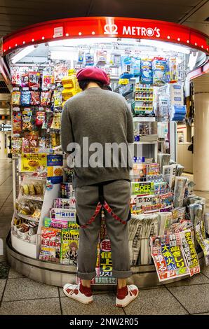 Premere Kiosk, metro, linea Marunouchi, stazione di Shinjuku a Tokyo, in Giappone. Foto Stock