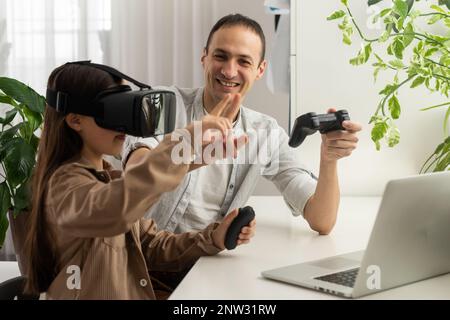 Teenager si alza in occhiali per realtà virtuale vicino all'uomo Foto Stock