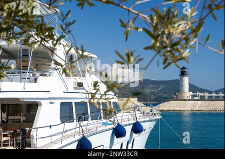 Il faro nella baia di Luštica, un nuovo complesso di lusso situato intorno a un porto di yacht Foto Stock