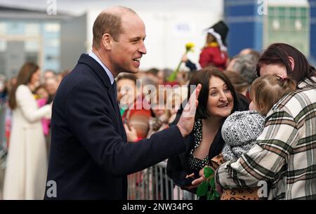 Il Prince Wales vola mentre parte dall'Aberavon Leisure and Fitness Centre a Port Talbot, con la Principessa del Galles dopo una visita per incontrare le comunità locali e scoprire come lo sport e l'esercizio fisico possono sostenere la salute mentale e il benessere. Data immagine: Martedì 28 febbraio 2023. Foto Stock