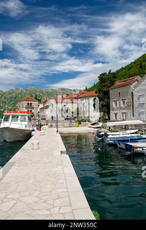 Il lungomare della città di Perast visto dall'acqua Foto Stock