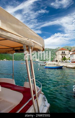 Barche nel piccolo porto della città di Perast Foto Stock