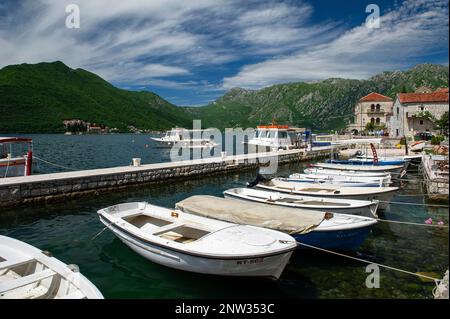 Barche nel piccolo porto della città di Perast Foto Stock