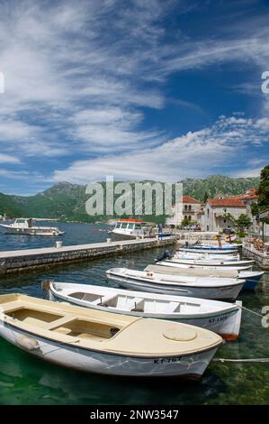 Barche nel piccolo porto della città di Perast Foto Stock