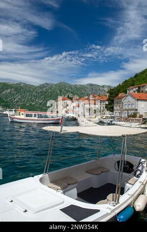 Barche nel piccolo porto della città di Perast Foto Stock