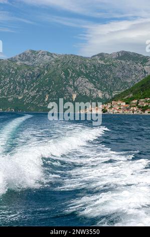 La città di Perast visto dall'acqua Foto Stock