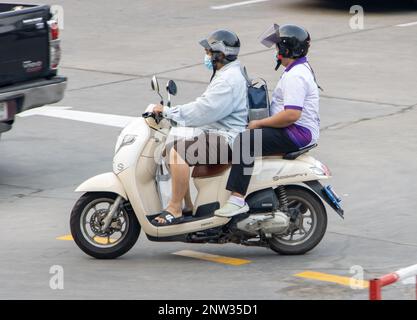 SAMUT PRAKAN, THAILANDIA, 03 2023 FEBBRAIO, la coppia cavalca in moto per strada. Foto Stock