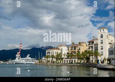 Il lungomare di Porto Montenegro, un porticciolo di superyacht a servizio completo situato nella baia di Cattaro, in Montenegro, protetta dall'UNESCO Foto Stock