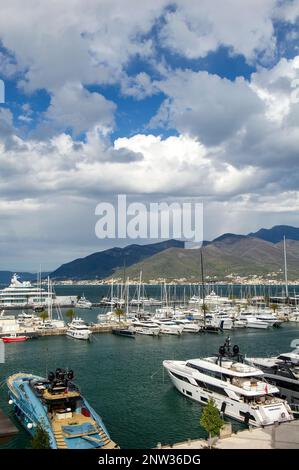 Il lungomare di Porto Montenegro, un porticciolo di superyacht a servizio completo situato nella baia di Cattaro, protetta dall'UNESCO Foto Stock
