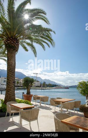Il lungomare di Porto Montenegro, un porticciolo di superyacht a servizio completo situato nella baia di Cattaro, in Montenegro, protetta dall'UNESCO Foto Stock