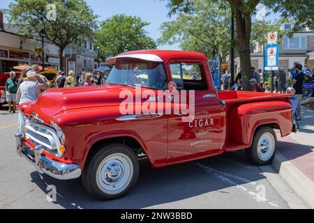 Burlington, ON, Canada 9 luglio 2022: Red Chevrolet 3100 camion in Burlington Car Show. Primo Car Show dopo il COVID19° freno. Foto Stock