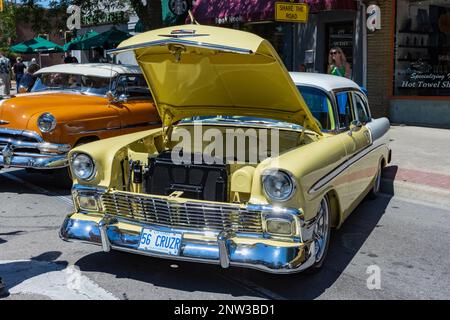 Burlington, IN Canada - 9 luglio 2022: 1956:00 Chevrolet Bel Air crociera lungo la strada in un locale Burlington Car Show. Foto Stock
