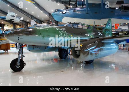 Un jet tedesco Messerschmitt 262, realizzato durante la seconda guerra mondiale, è esposto al Museo Navale dell'aria di Pensacola Foto Stock