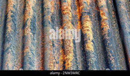 Colori e la consistenza di un vecchio tetto di ferro ondulato arrugginito Foto Stock