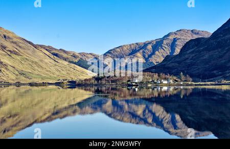 Loch Duich West Coast Scotland Shiel Bridge che guarda attraverso il Loch con riflessi collinari all'hotel Kintail Lodge Foto Stock