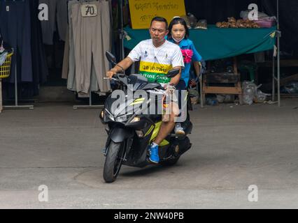 SAMUT PRAKAN, THAILANDIA, 17 2023 FEBBRAIO, Un uomo con una ragazza cavalca una moto. Foto Stock