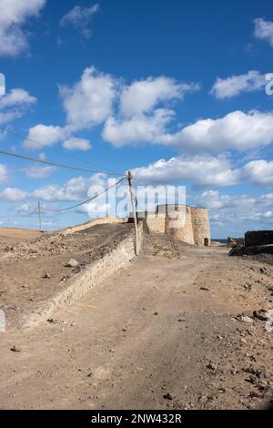 Rovine in una forma piuttosto buona di un forno di calce. La calce era un prodotto di esportazione nella storia dell'isola. Hornos de cal de la Hondura, Fuerteventura, Canarie Foto Stock