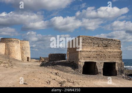 Rovine in una forma piuttosto buona di un forno di calce. La calce era un prodotto di esportazione nella storia dell'isola. Hornos de cal de la Hondura, Fuerteventura, Canarie Foto Stock