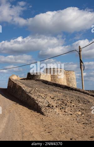 Rovine in una forma piuttosto buona di un forno di calce. La calce era un prodotto di esportazione nella storia dell'isola. Hornos de cal de la Hondura, Fuerteventura, Canarie Foto Stock