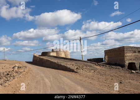 Rovine in una forma piuttosto buona di un forno di calce. La calce era un prodotto di esportazione nella storia dell'isola. Hornos de cal de la Hondura, Fuerteventura, Canarie Foto Stock