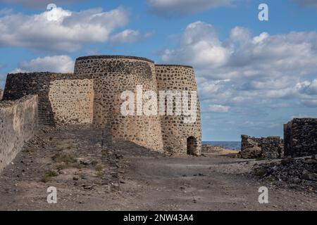 Rovine in una forma piuttosto buona di un forno di calce. La calce era un prodotto di esportazione nella storia dell'isola. Hornos de cal de la Hondura, Fuerteventura, Canarie Foto Stock