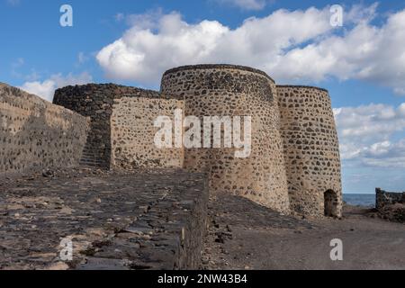 Rovine in una forma piuttosto buona di un forno di calce. La calce era un prodotto di esportazione nella storia dell'isola. Hornos de cal de la Hondura, Fuerteventura, Canarie Foto Stock