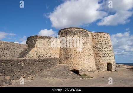 Rovine in una forma piuttosto buona di un forno di calce. La calce era un prodotto di esportazione nella storia dell'isola. Hornos de cal de la Hondura, Fuerteventura, Canarie Foto Stock