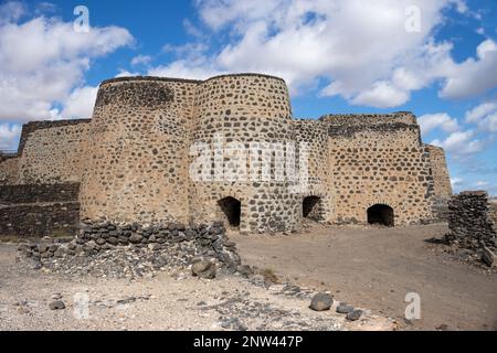 Rovine in una forma piuttosto buona di un forno di calce. La calce era un prodotto di esportazione nella storia dell'isola. Hornos de cal de la Hondura, Fuerteventura, Canarie Foto Stock