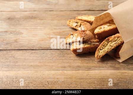 Biscotti tradizionali alla mandorla (Cantucci) su tavolo in legno, spazio per il testo Foto Stock