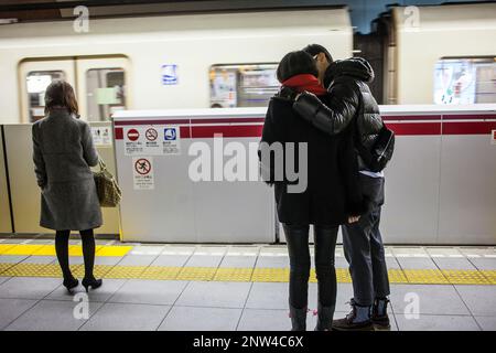 La metropolitana, stazione Tochomae, Toei linea Oedo, Tokyo, Giappone Foto Stock
