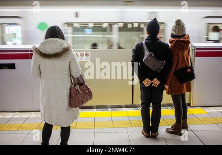 La metropolitana, stazione Tochomae, Toei linea Oedo, Tokyo, Giappone Foto Stock