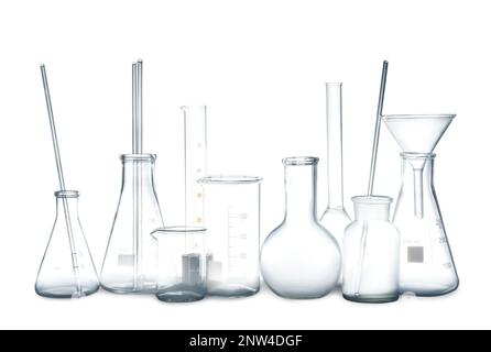 Pulire la vetreria vuota da laboratorio isolata su bianco Foto Stock