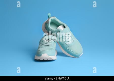 Paio di sneaker eleganti su sfondo azzurro Foto Stock