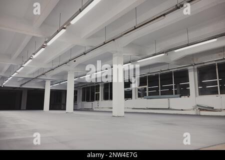 Inquadratura ad angolo basso di una sala industriale con lampade a LED Foto Stock