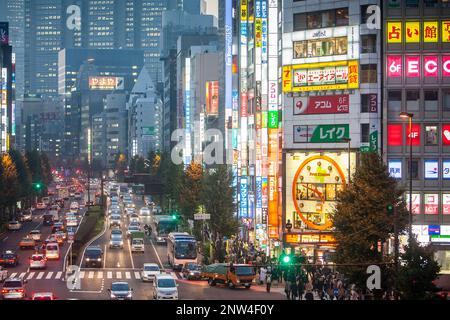 Koshukaido Avenue,in background Park Tower, Shinjuku, Tokyo Foto Stock