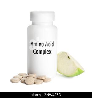 Bottiglia di plastica con complesso aminoacidico, pillole e pezzetto di mela su sfondo bianco Foto Stock