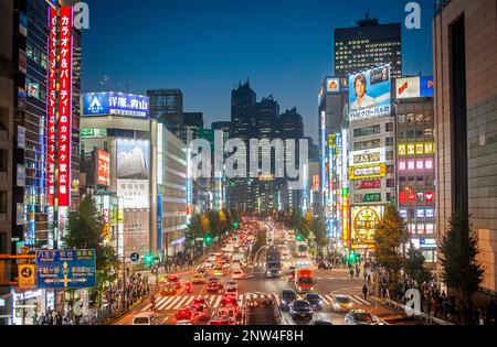 Koshukaido Avenue,in background Park Tower, Shinjuku, Tokyo Foto Stock