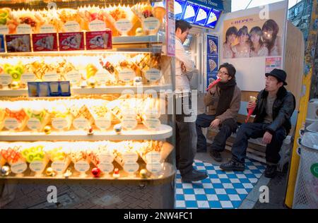 Harajuku. Takeshita Dori. Crepes di stallo. Gli amici di mangiare crepes.Tokyo city, Giappone, Asia Foto Stock