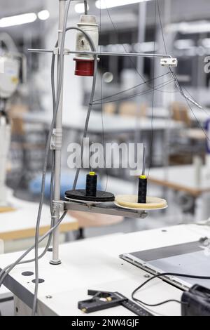 Rocchetti di filo per macchine da cucire industriali Foto Stock