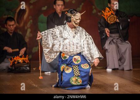 Prestazioni di noh, in Nazionale Noh Theatre,4-18-1, Sendagaya, Shibuya-ku, Tokyo Foto Stock